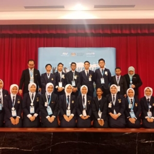 group-picture-768x575